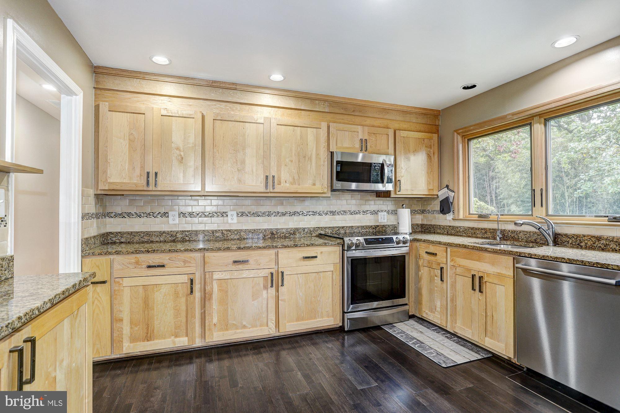 12022 Smoketree Road Potomac, MD 20854 - Photo 13 of 39 Eat-in Kitchen