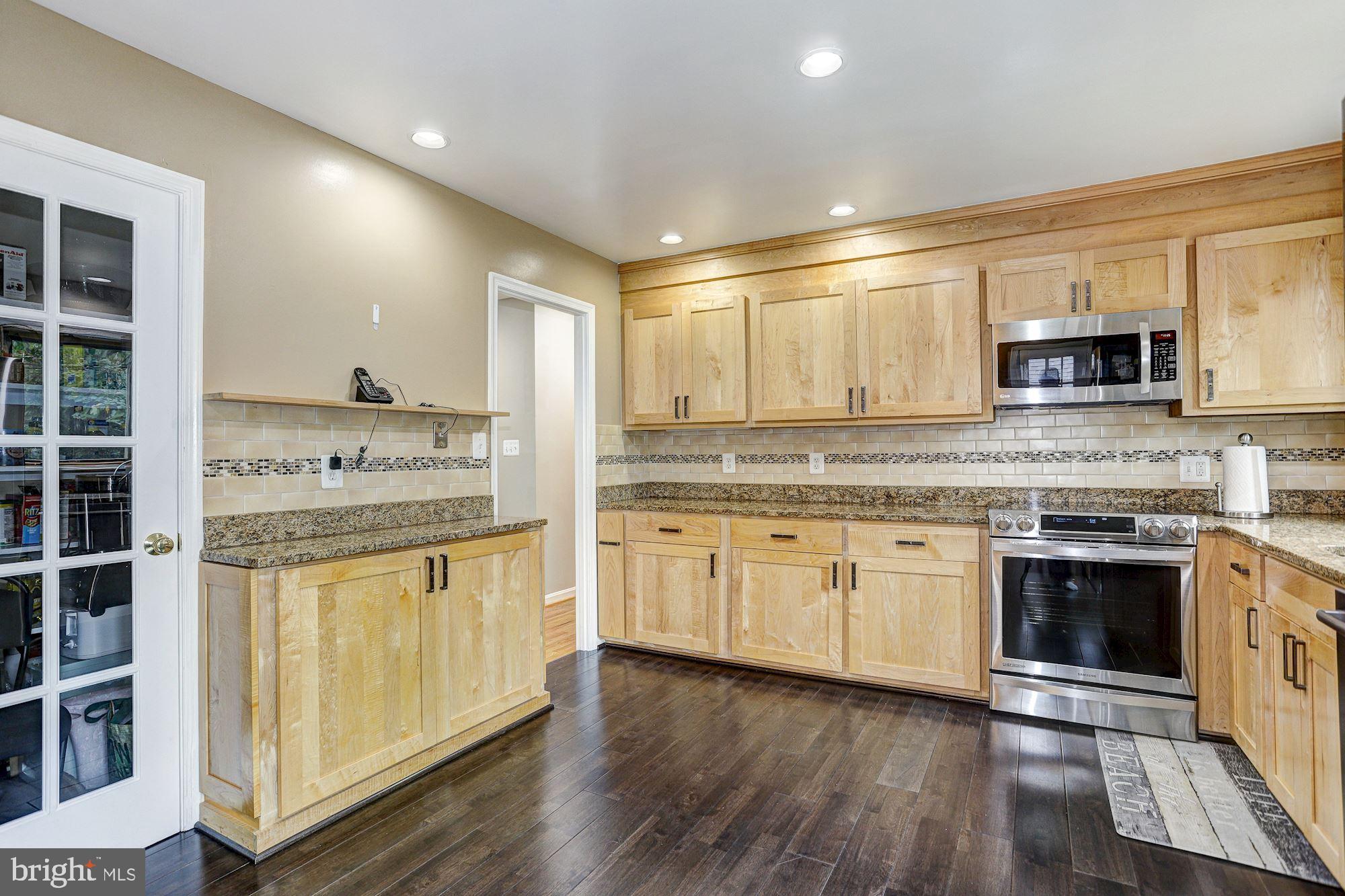 12022 Smoketree Road Potomac, MD 20854 - Photo 14 of 39 Eat-in Kitchen