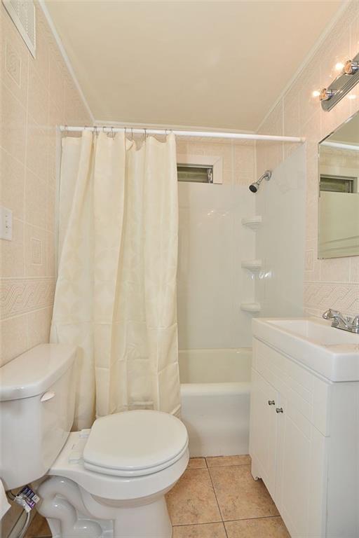 52 Radium Street Observatory Hill, PA 15214 - Photo 8 of 15 BRIGHT UPDATED BATH