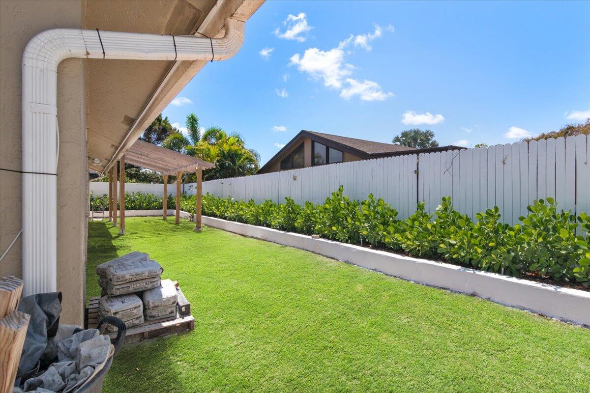21565 Eucalyptus Way Boca Raton, FL 33433 - Photo 8 of 42 Backyard