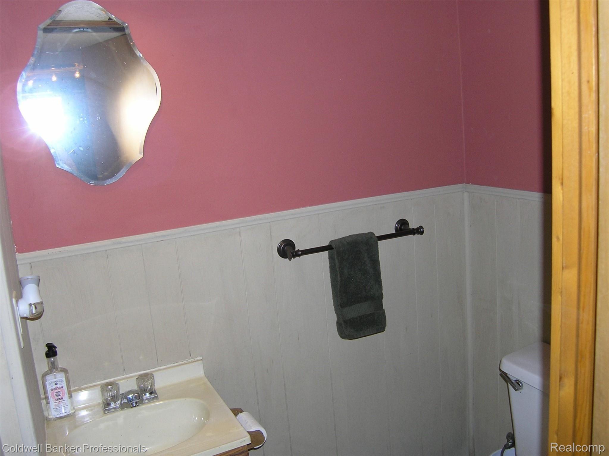 2173 Earlmont Road Berkley, MI 48072 - Photo 22 of 34 Half Bath in Lower Level