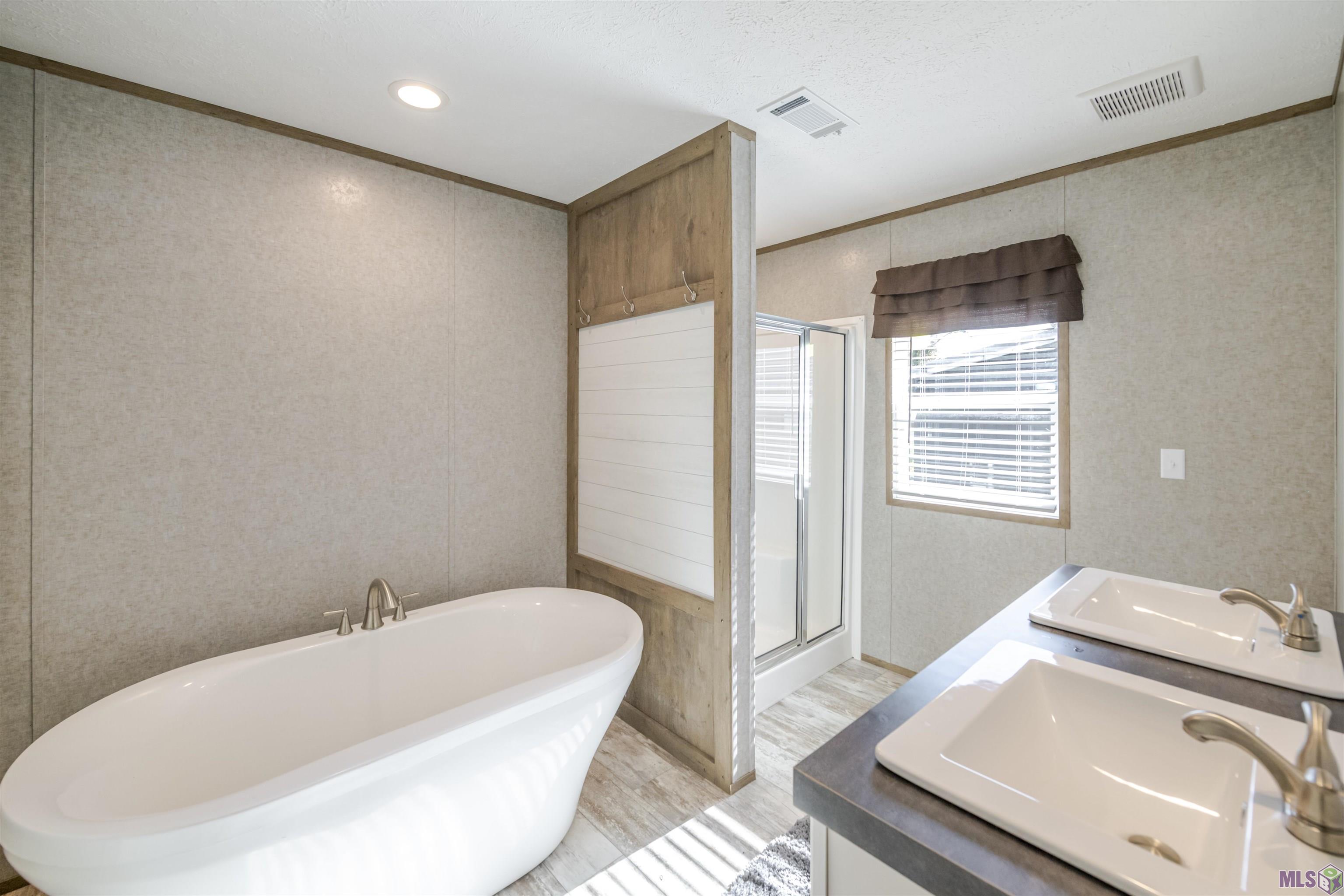 1240 Coteau Road Houma, LA 70364 - Photo 6 of 15 Primary En-Suite Bathroom