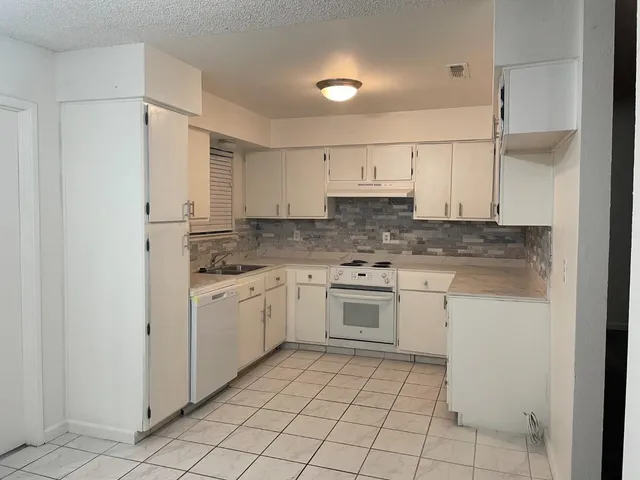 $395,000 | 14853 West Middleton Avenue, Kerman, CA 93630