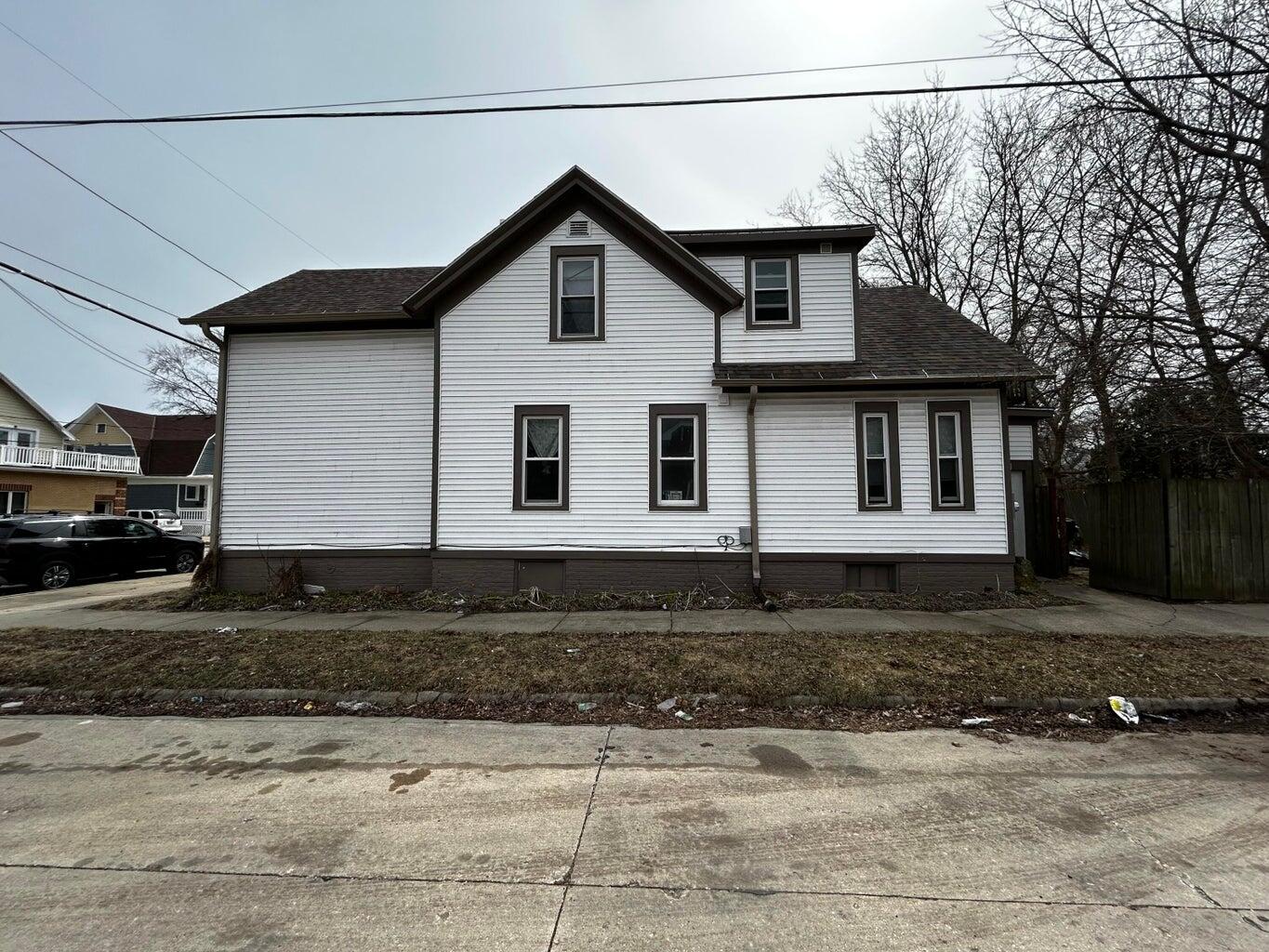 1842 Lasalle Street Racine, WI 53402 - Photo 3 of 16 20250402093645388702000000-o