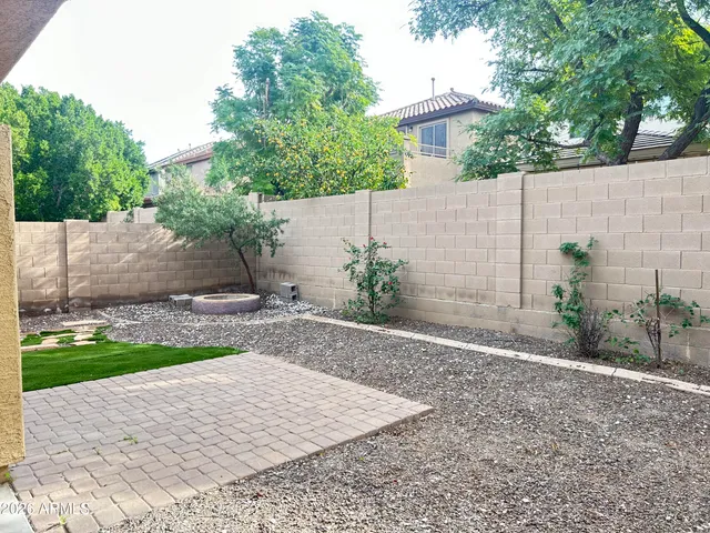 a view of a backyard