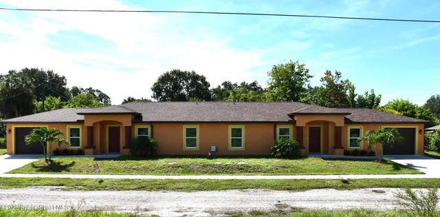 a view of a yard in front of a house