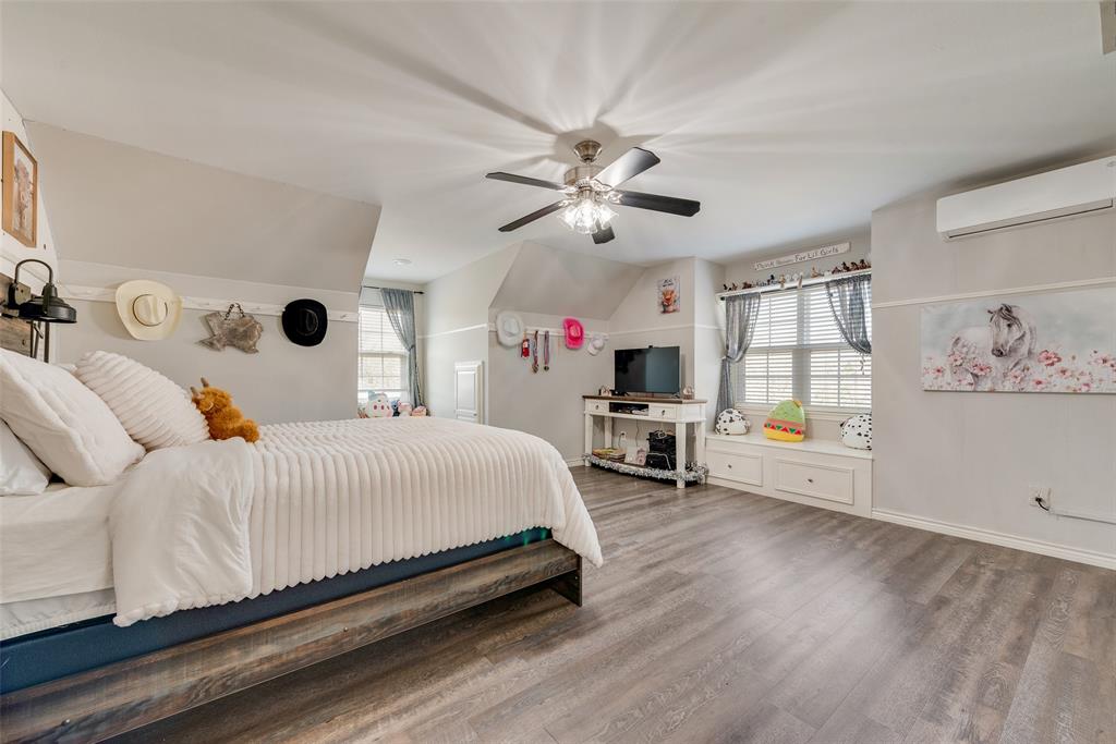 669 VZ County Road Canton, TX 75103 - Photo 27 of 40 Oversized secondary bedrooms upstairs with it's own full bathroom and walk in closet. Recent install of luxury vinyl plank flooring throughout the entire upstairs.