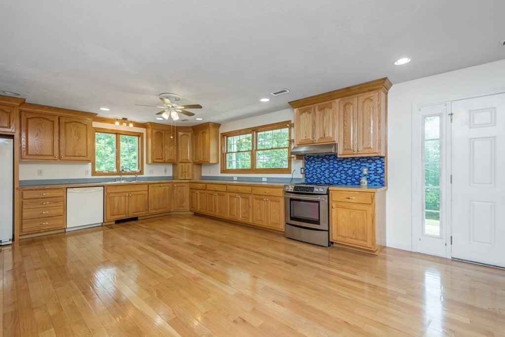 54 Davis Road Millbury, MA 01527 - Photo 12 of 37 Gallery Image 12