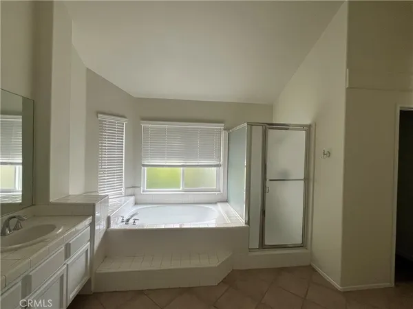 a bath tub sitting in a bathroom next to a tub