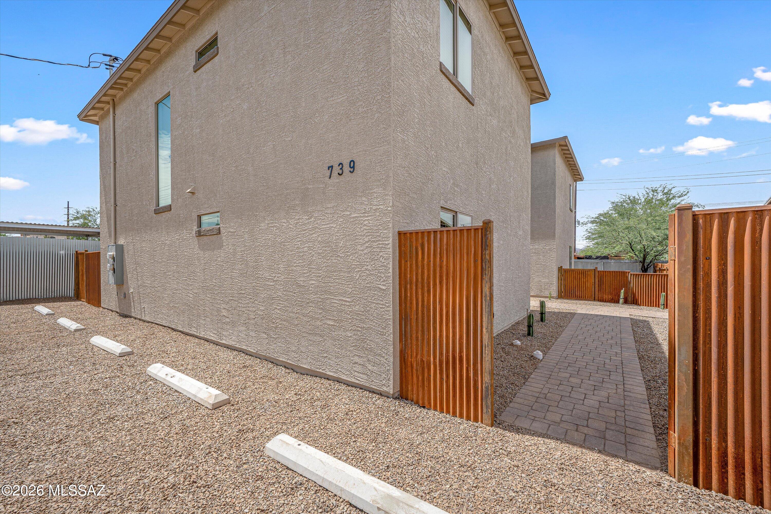 739 North Queen Avenue, Unit 2 Tucson, AZ 85705 - Photo 27 of 28 a view of a balcony