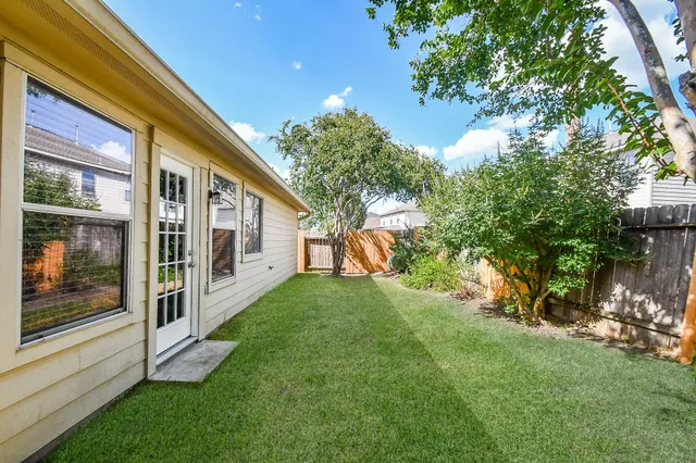 a view of a back yard