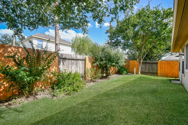 a view of a house with backyard