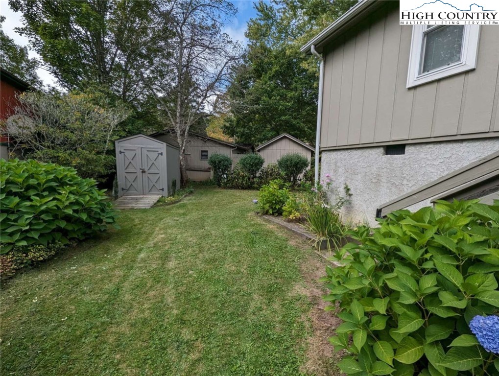 25 Meadow Loop Newland, NC 28657 - Photo 9 of 35 a view of a back yard of the house