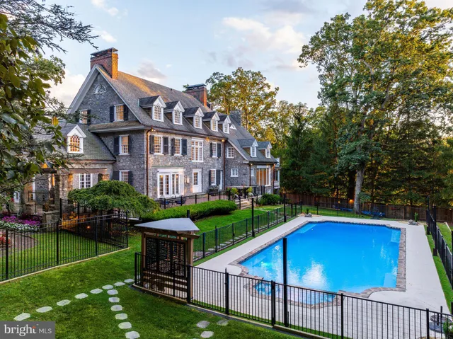 a garden view with a sitting space and garden view