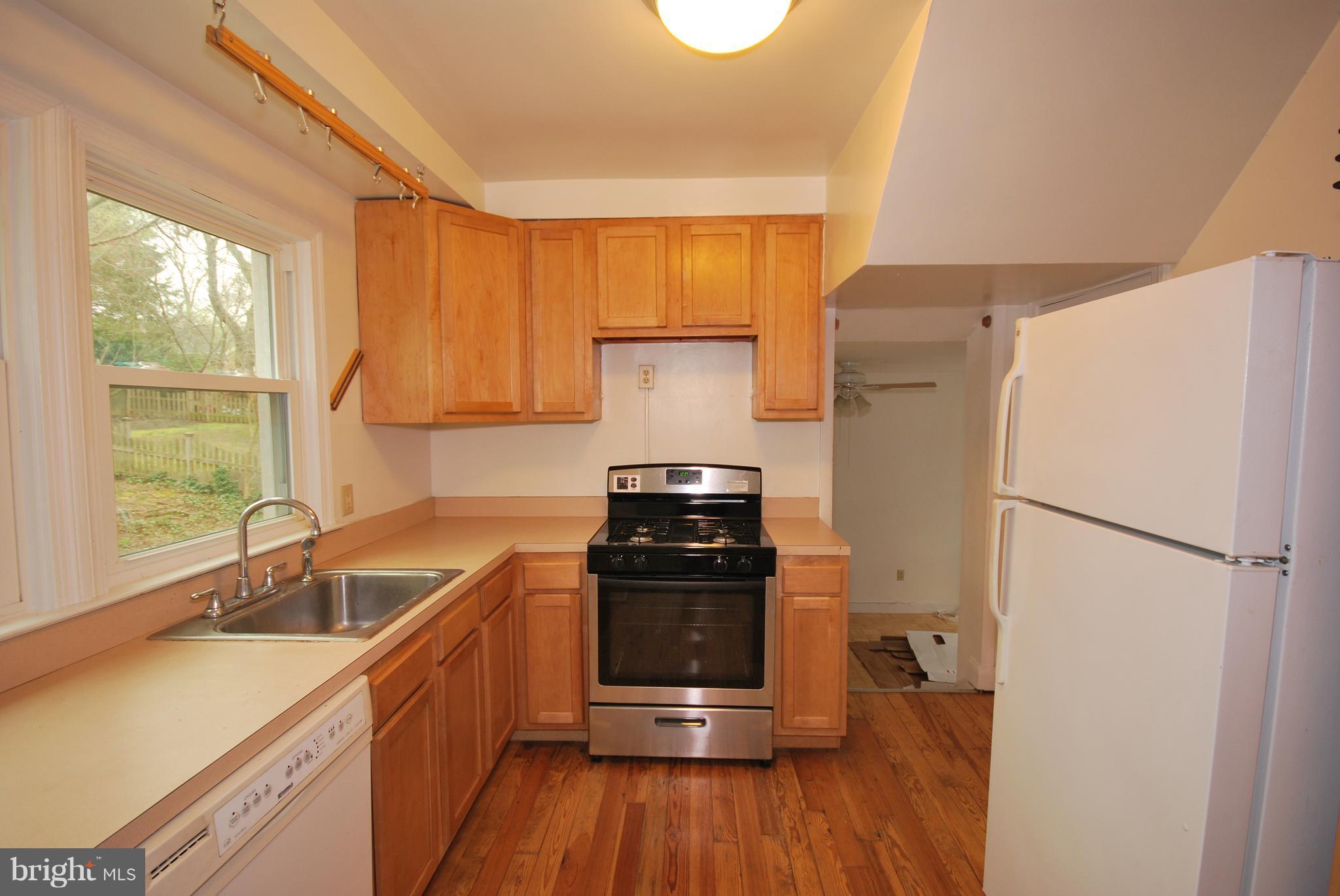 9105 Wire Avenue Silver Spring, MD 20901 - Photo 9 of 28 Kitchen