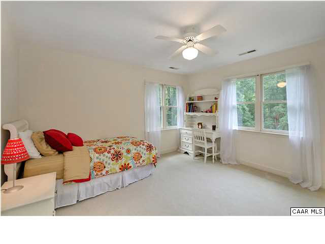 121 Vincennes Road Charlottesville, VA 22911 - Photo 21 of 42 a living room with furniture and dining table