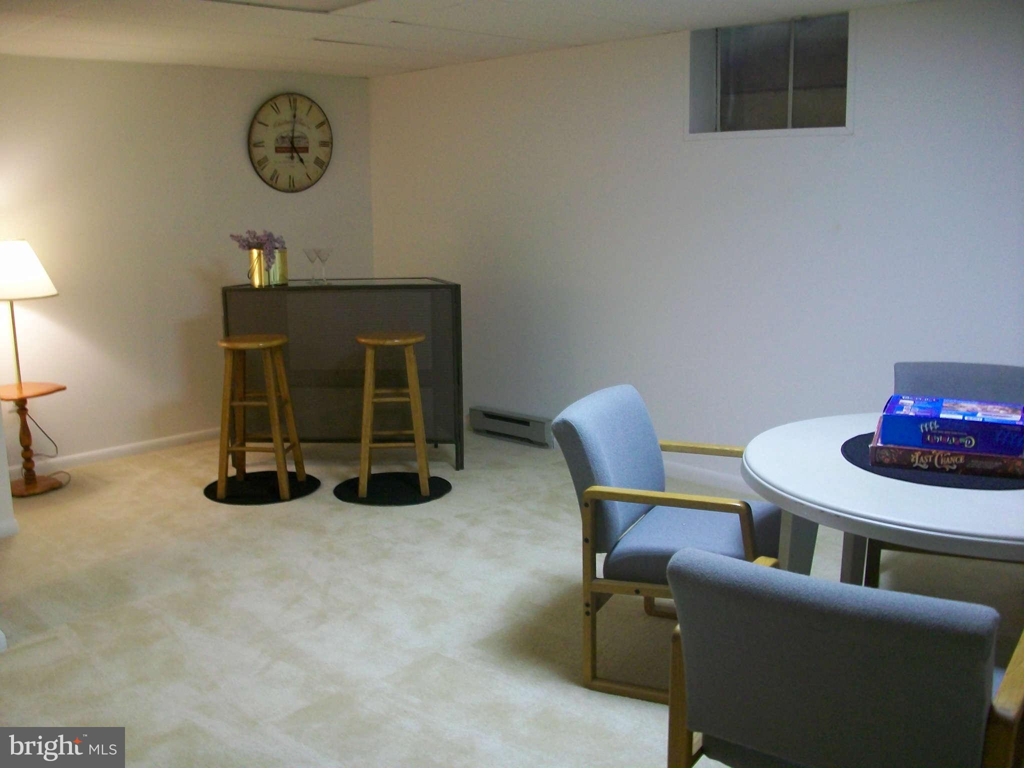 6344 Red Haven Road Columbia, MD 21045 - Photo 9 of 14 a room with furniture and a lamp