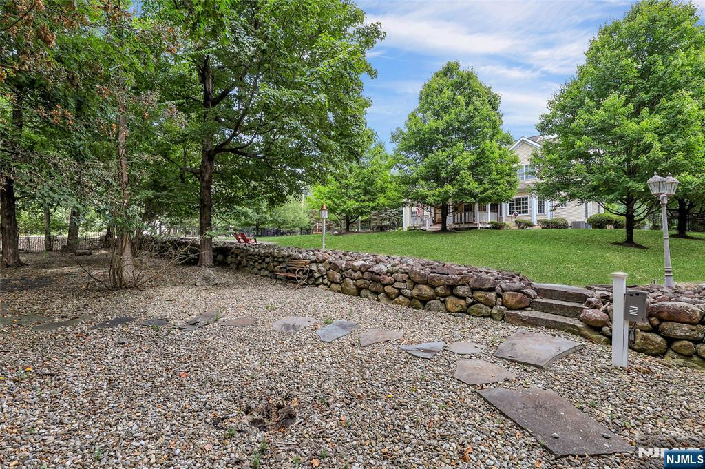 22 Meadowlake Drive Mahwah, NJ 07430 - Photo 2 of 39