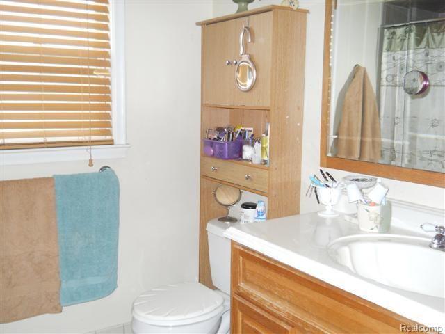 2022 Roslyn Road Grosse Pointe, MI 48236 - Photo 8 of 12 roslyn 024 (Small).jpg