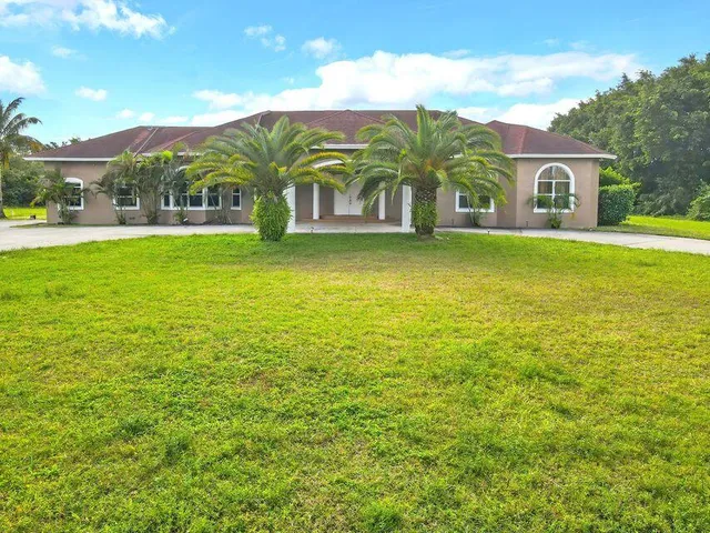 a view of house with a big yard