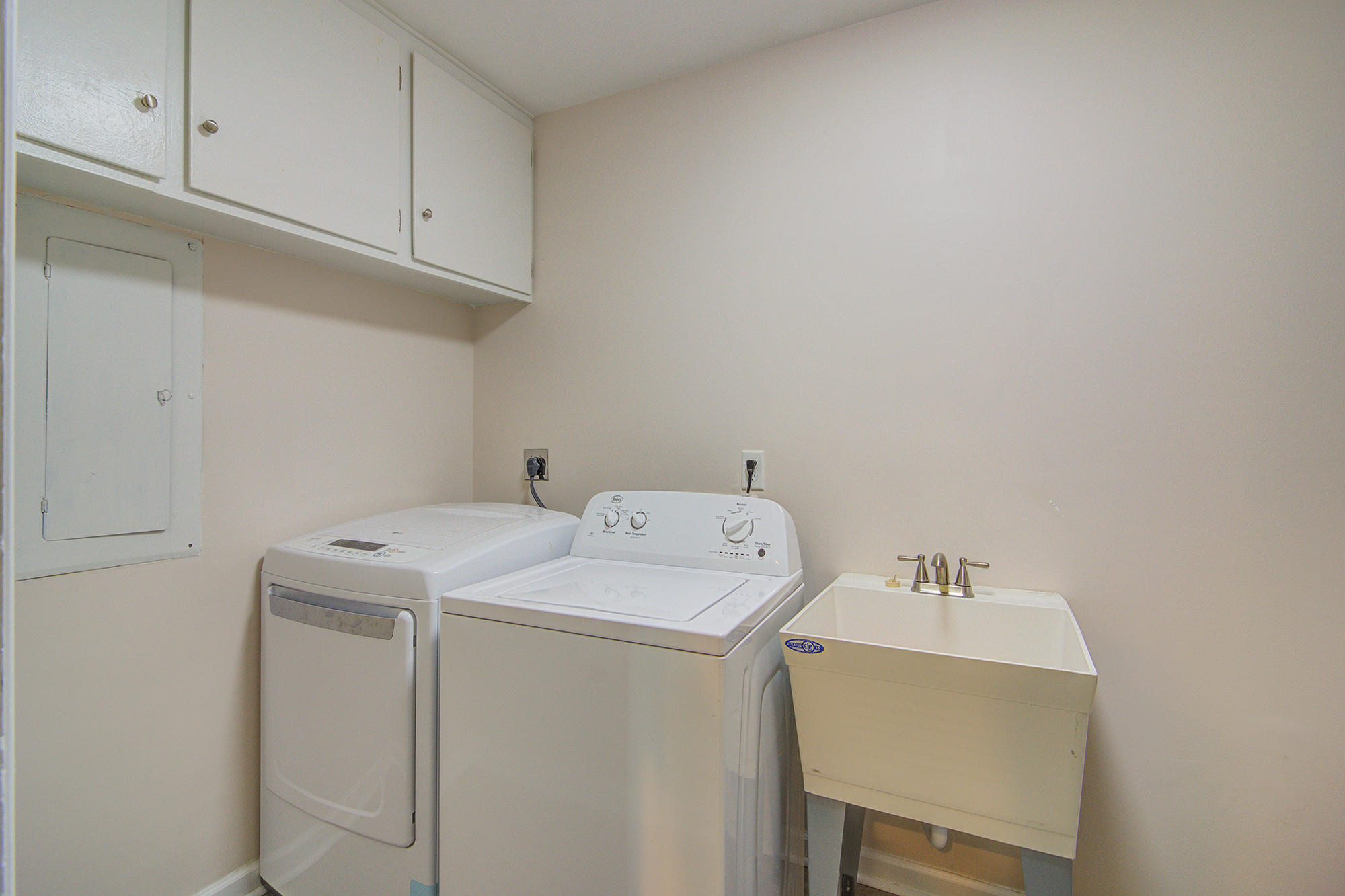 842 Fort Johnson Road Charleston, SC 29412 - Photo 24 of 32 Laundry Room with wash sink