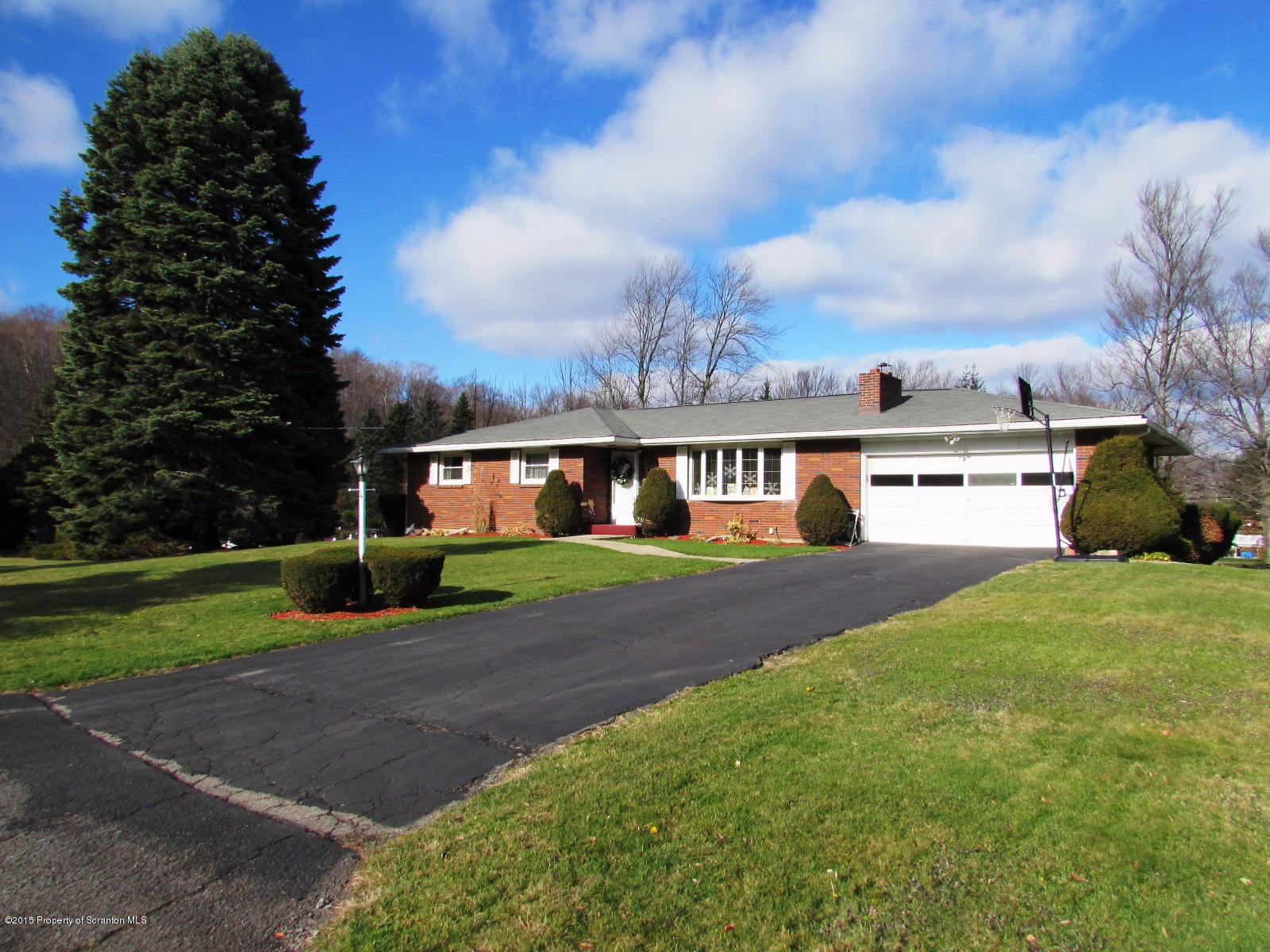 202 Sunset Road Moscow, PA 18444 - Photo 1 of 38 Gallery Image 1