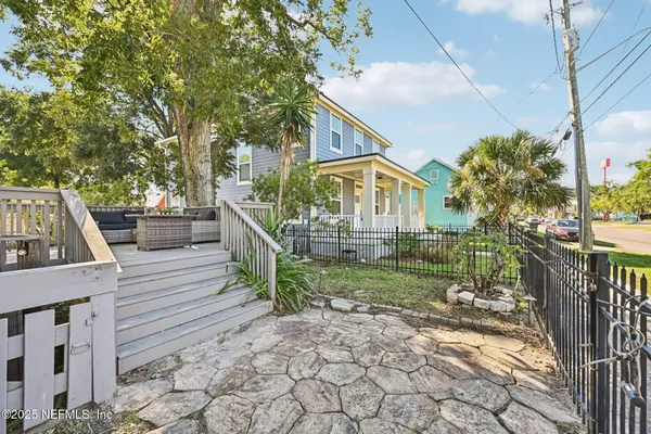 a view of a house with backyard and trees