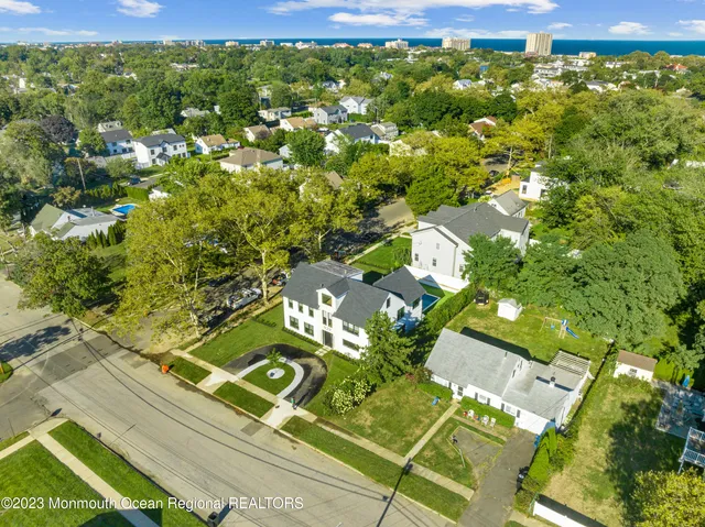 a view of a yard with plants