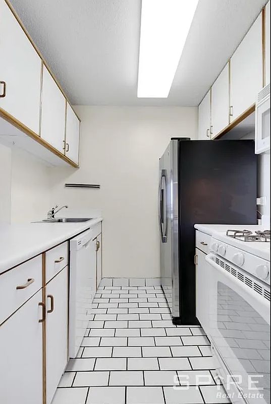 200 Rector Place, Unit 24G Manhattan, NY 10280 - Photo 4 of 9