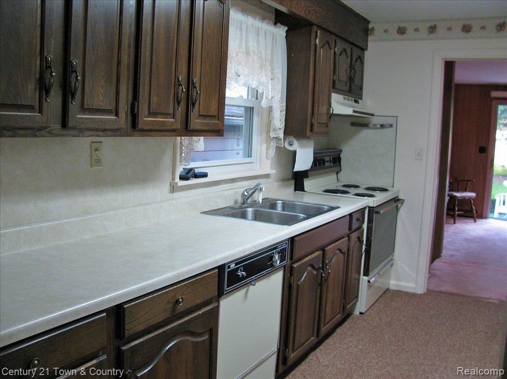 215 Croswell Street Romeo, MI 48065 - Photo 9 of 21 kit1_0346_edited-1