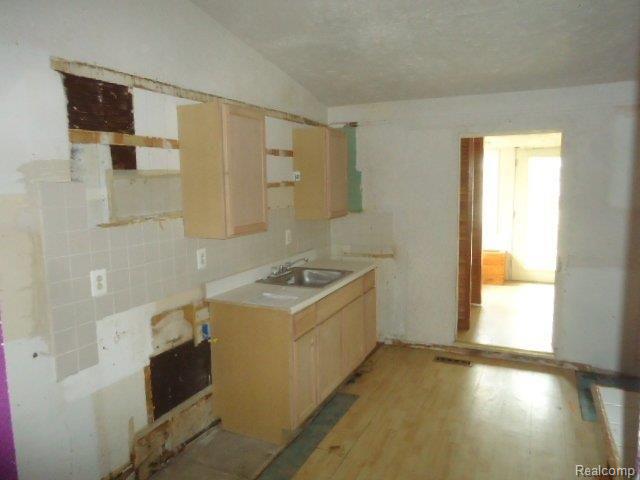 9527 Hazel Street Taylor, MI 48180 - Photo 15 of 26 261-899499-Kitchen (2).JPG