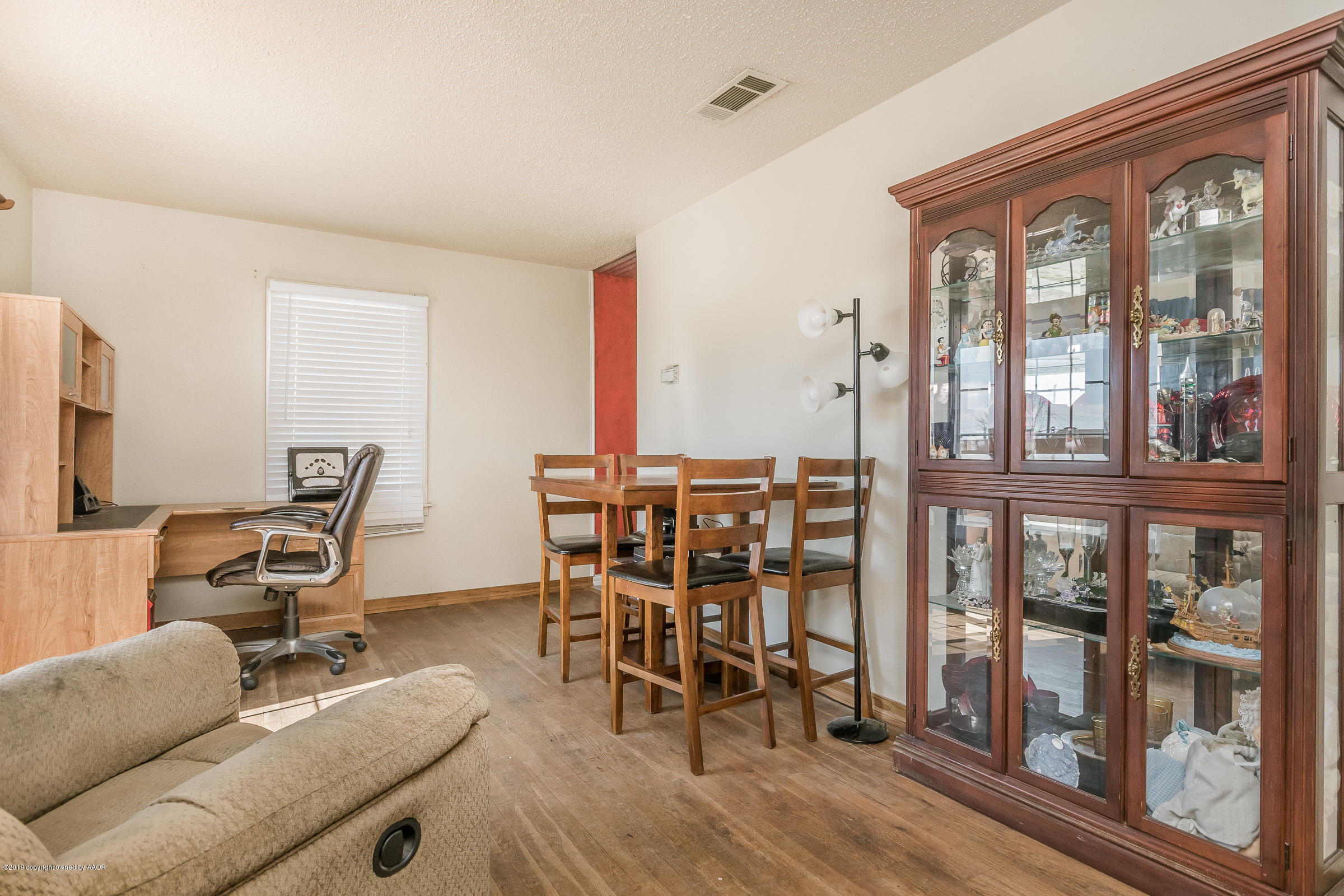 1608 Southwest 48th Avenue Amarillo, TX 79110 - Photo 2 of 16 Living Room