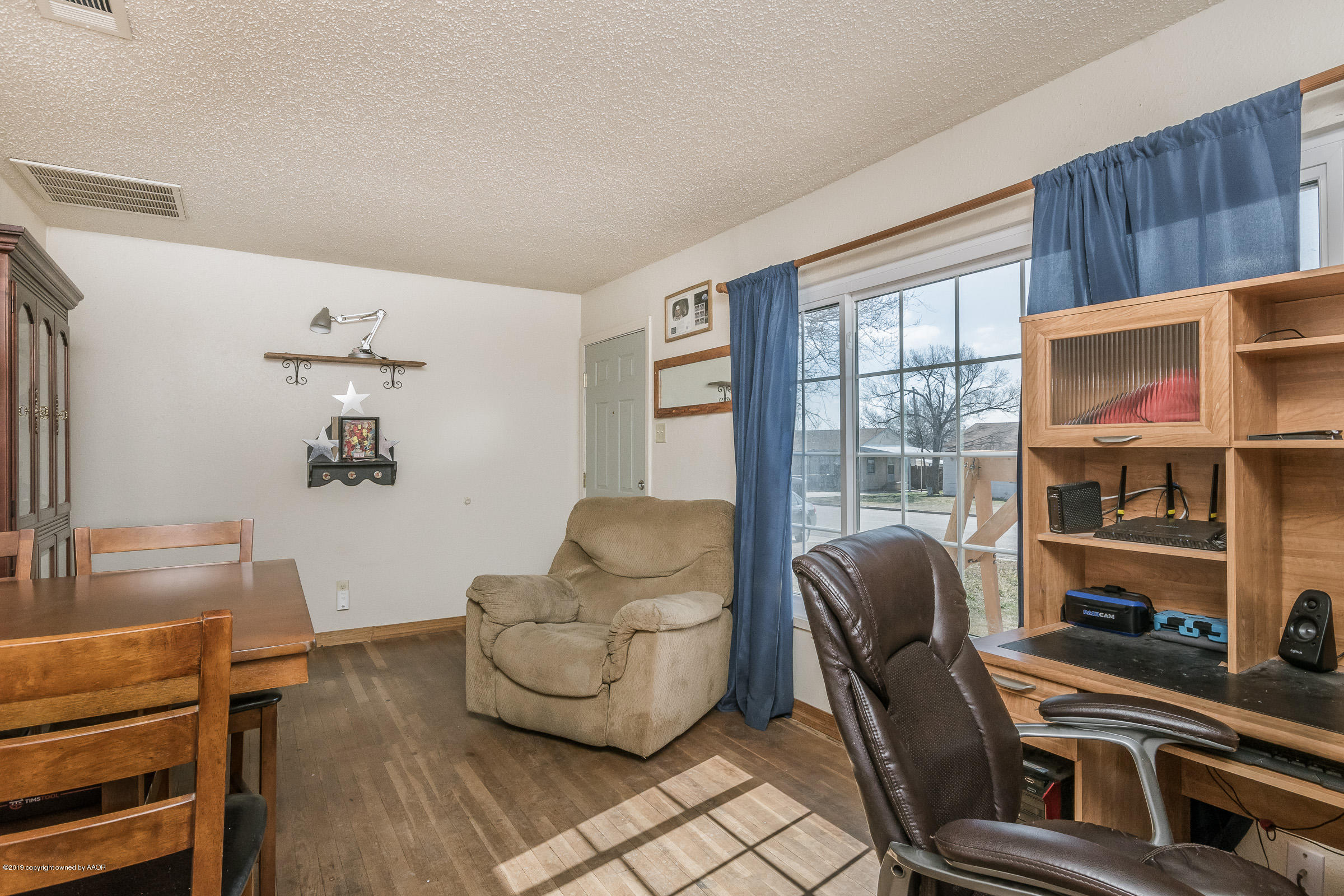 1608 Southwest 48th Avenue Amarillo, TX 79110 - Photo 3 of 16 Living Room-2