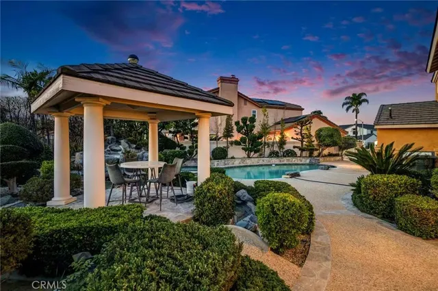 a view of a backyard