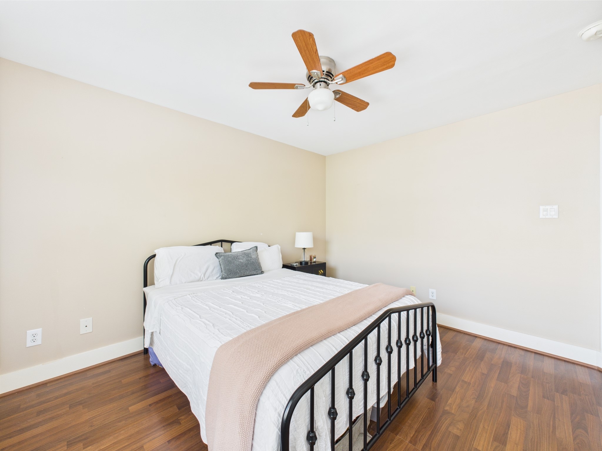 5810 Darling Street, Unit F Houston, TX 77007 - Photo 20 of 38 Secondary bedroom (3rd floor)