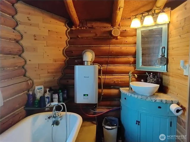 a view of a backyard