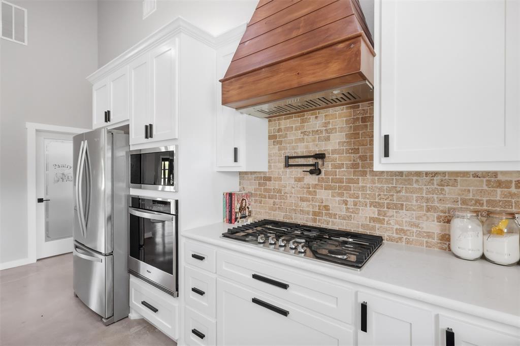 208 Chicken Field Road Whitewright, TX 75491 - Photo 13 of 40 Gas cooktop