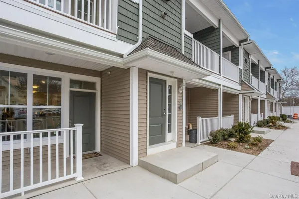 $3,100 | 1046 New York Avenue, Unit 6, Huntington Station, NY 11746