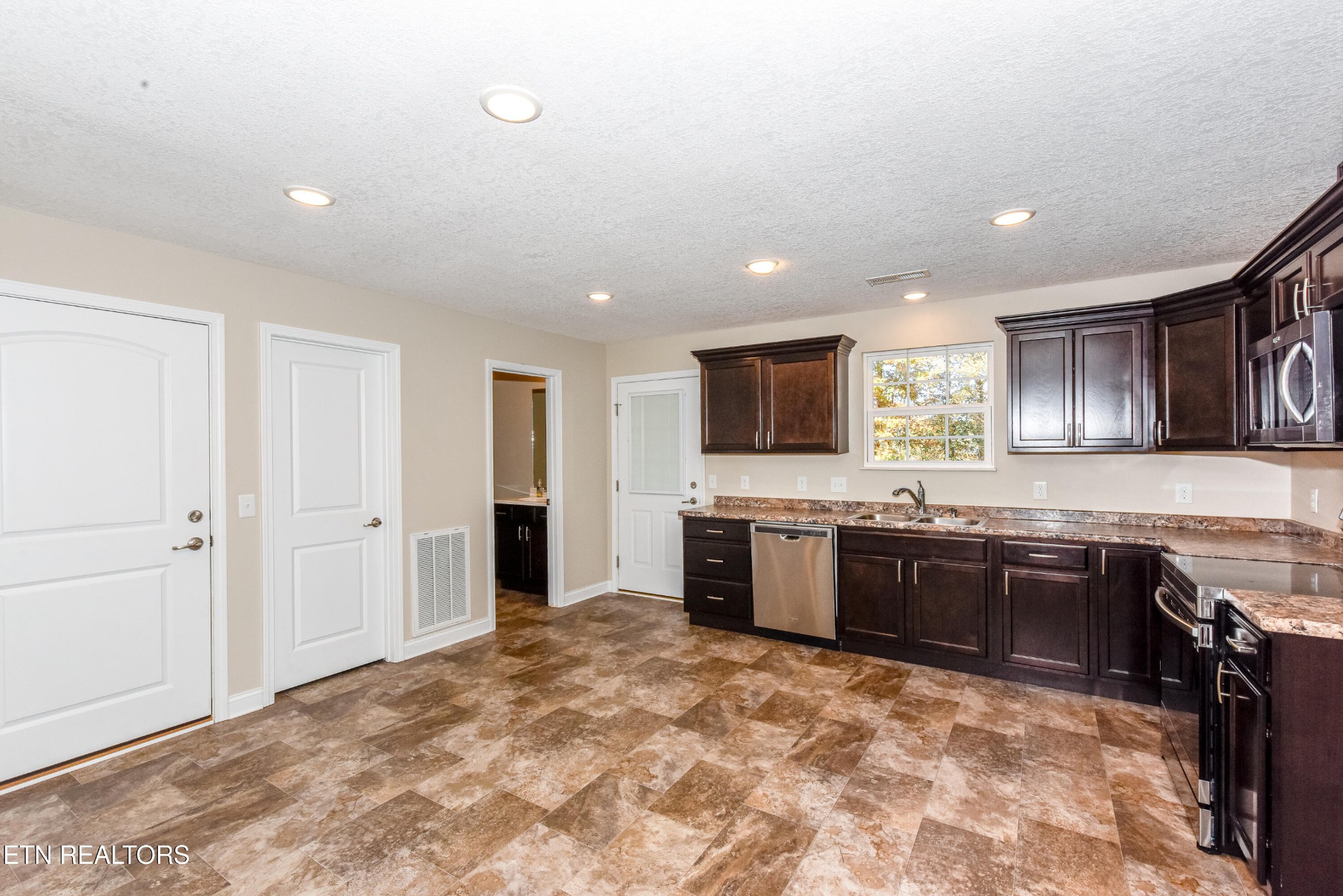 2201 Ridgecrest Drive Maryville, TN 37803 - Photo 8 of 40