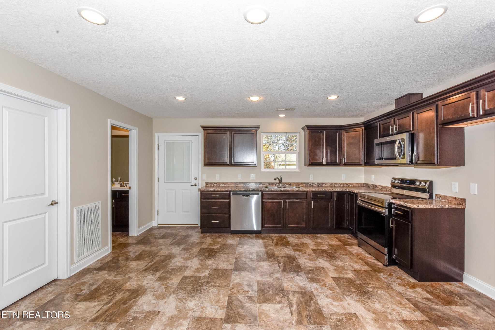 2201 Ridgecrest Drive Maryville, TN 37803 - Photo 9 of 40