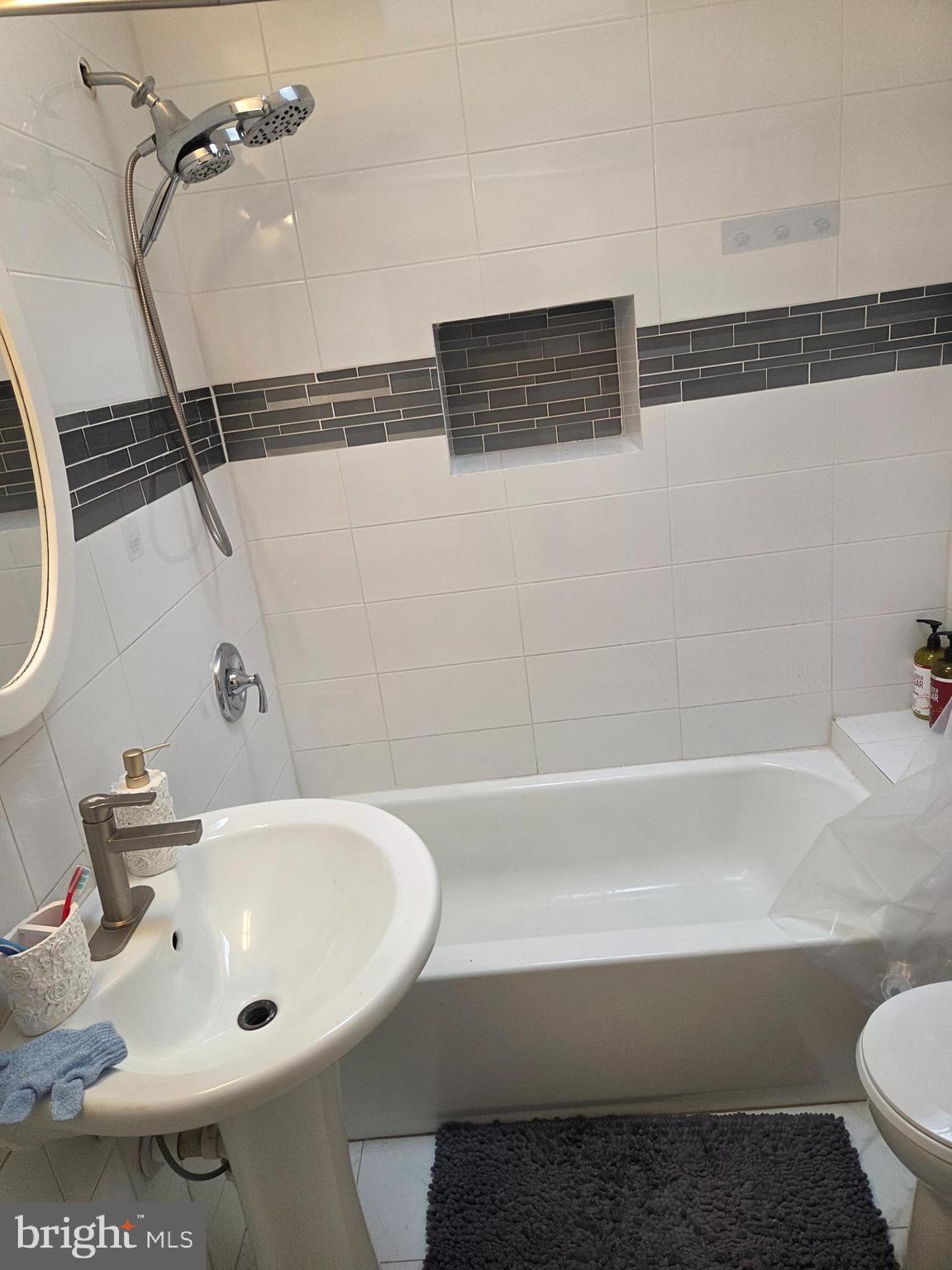 2609 East Hoffman Street Baltimore, MD 21213 - Photo 15 of 22 a bathroom with a bathtub and a sink