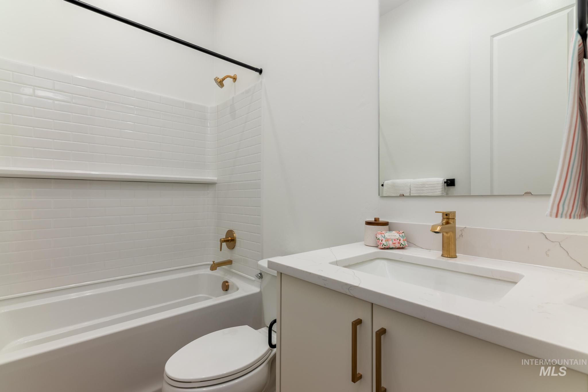 15142 Steel Cloud Avenue Caldwell, ID 83607 - Photo 29 of 44 Full bathroom with washtub / shower combination and vanity