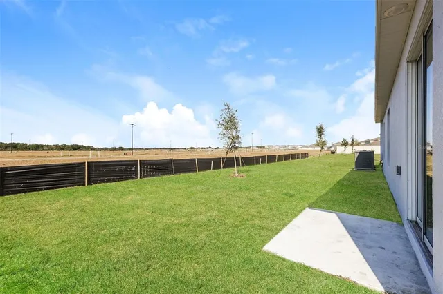 a view of a back yard