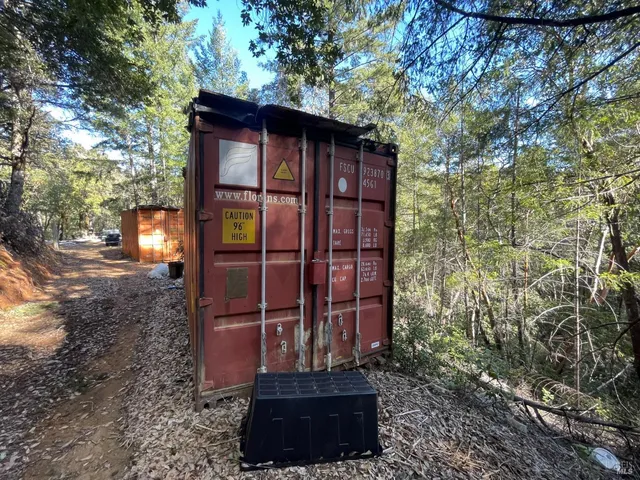 a view of a entrance of the house