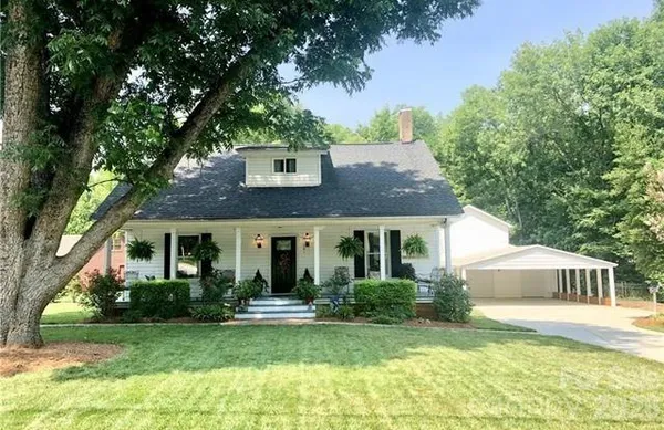 a view of house with a yard