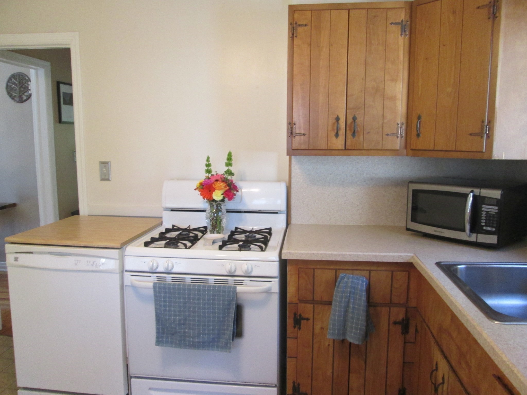 76 Surrey Road Springfield, MA 01118 - Photo 9 of 26 Gallery Image 9