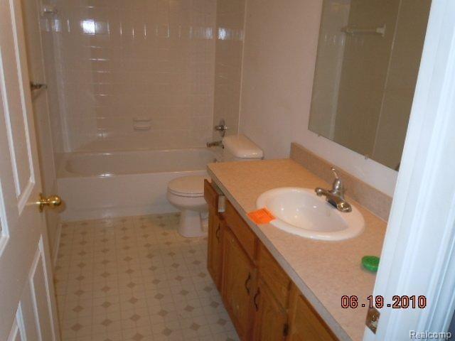 8284 Stephens Road Warren, MI 48089 - Photo 6 of 8 BATH