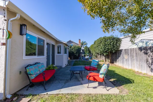 a view of a yard in front of house