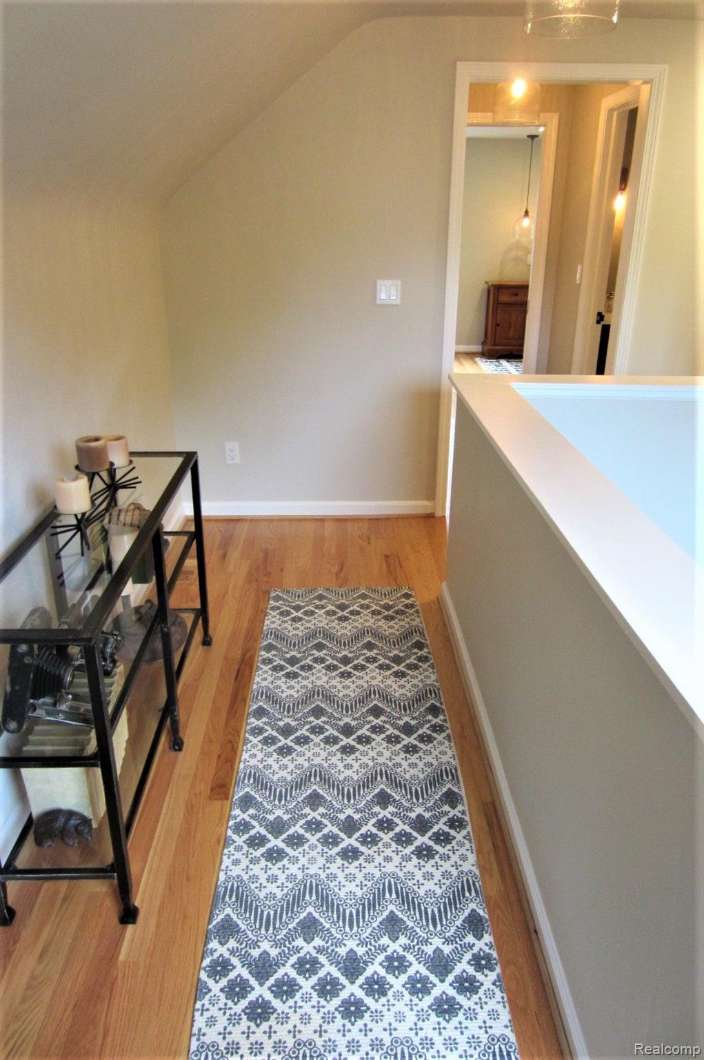 2737 Manchester Road Birmingham, MI 48009 - Photo 21 of 42 Upper hallway view