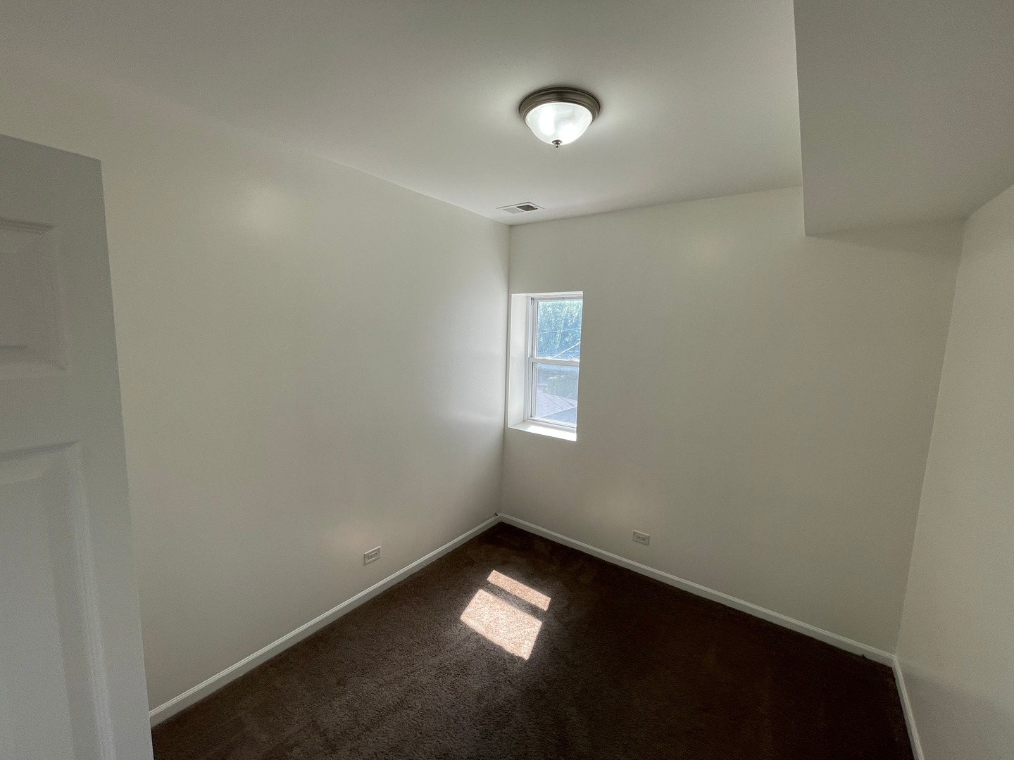 649 East Marquette Road, Unit 3 Chicago, IL 60637 - Photo 4 of 15 an empty room with a space and a window